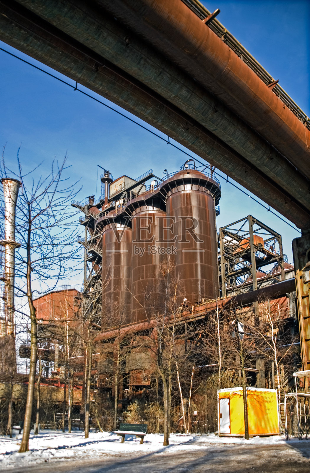 工业厂房管道筒仓冬季采用雪冰钢照片摄影图片