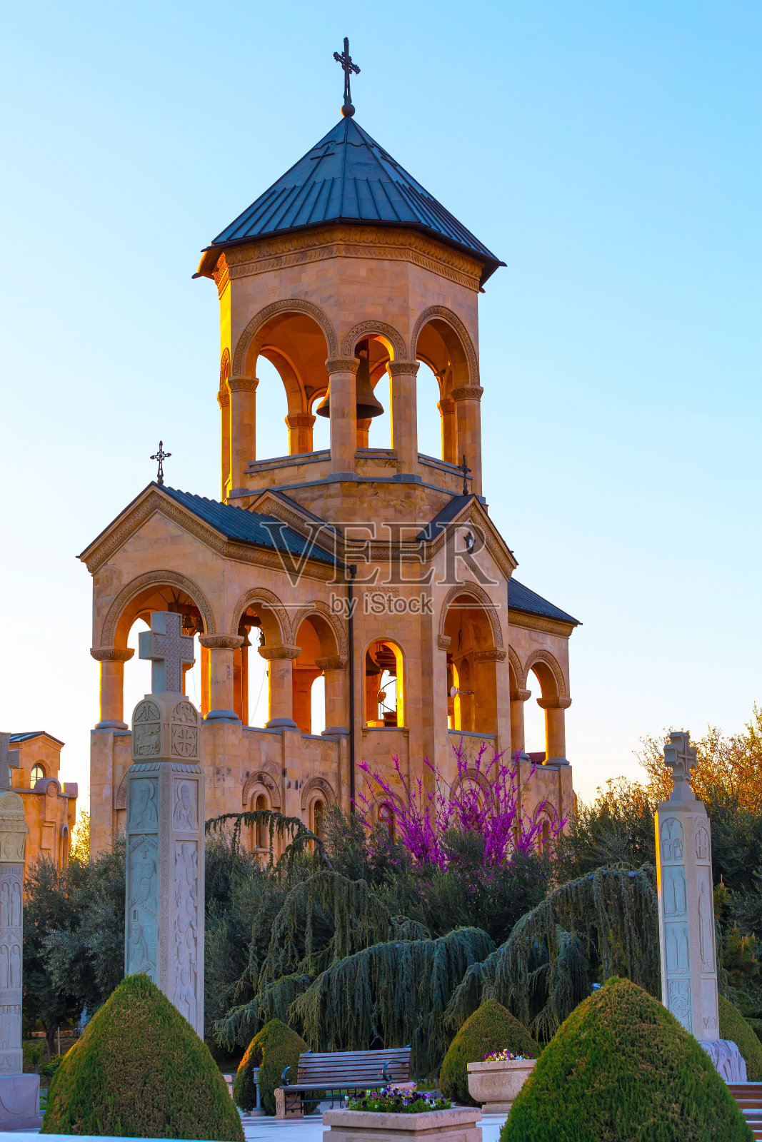 格鲁吉亚第比利斯，圣三一教堂附近的钟楼夕阳全景照片摄影图片