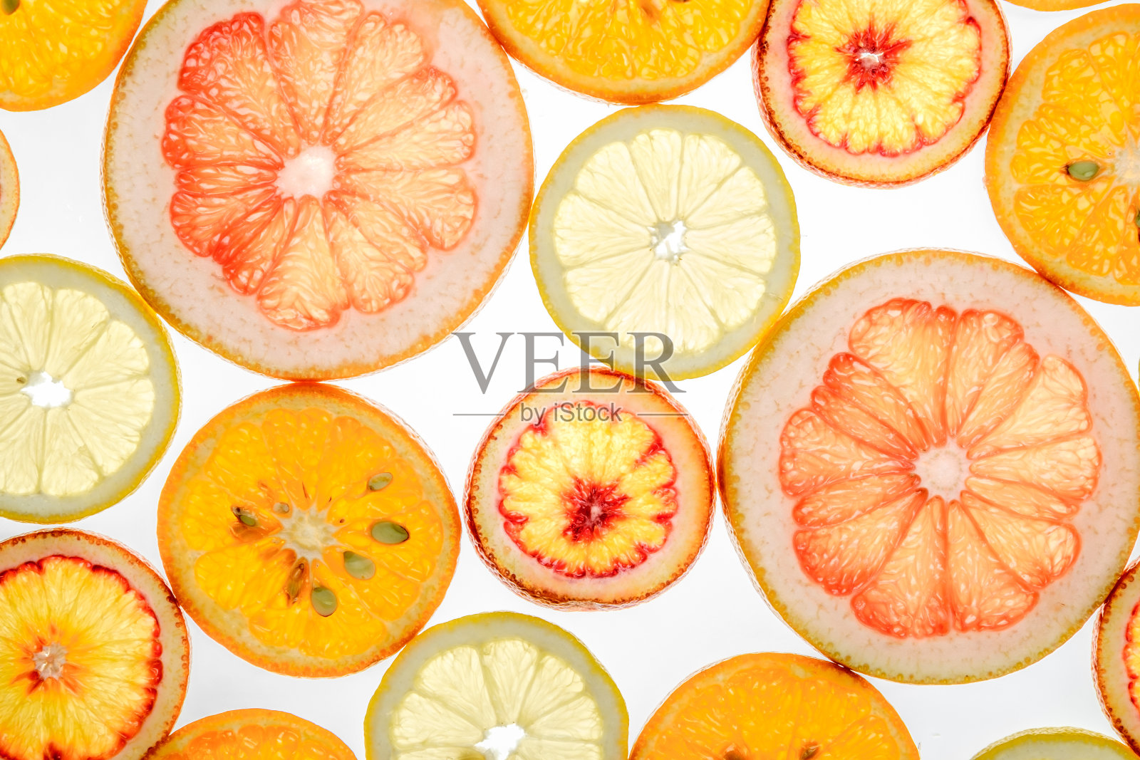 混合新鲜透明的柑橘类水果在白色发光的背景照片摄影图片