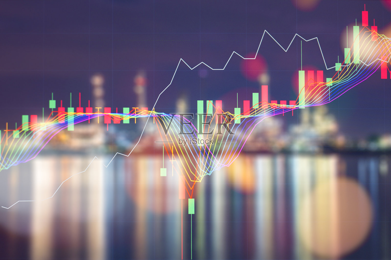 电厂和油罐，石化工业厂房的夜景和黄昏的天空，技术员工业工人，工程师经理在电厂工作。照片摄影图片