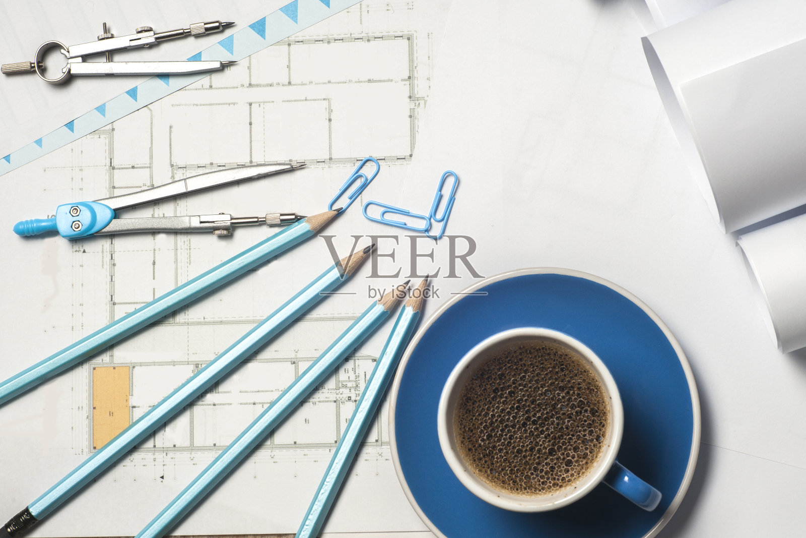 建筑师的工作场所-卷和计划。照片摄影图片