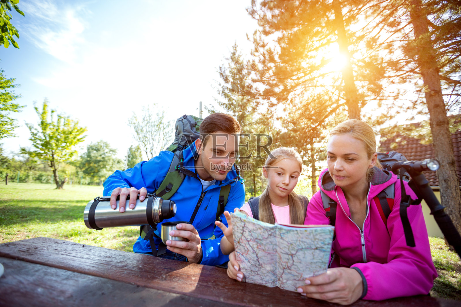 全家在森林里徒步旅行照片摄影图片