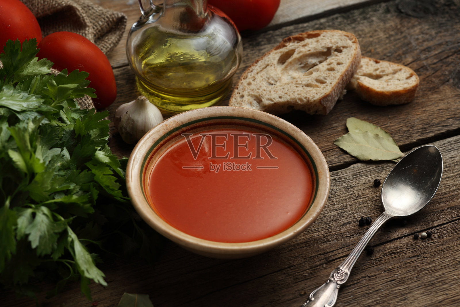 番茄奶油汤与配料在木制背景。照片摄影图片