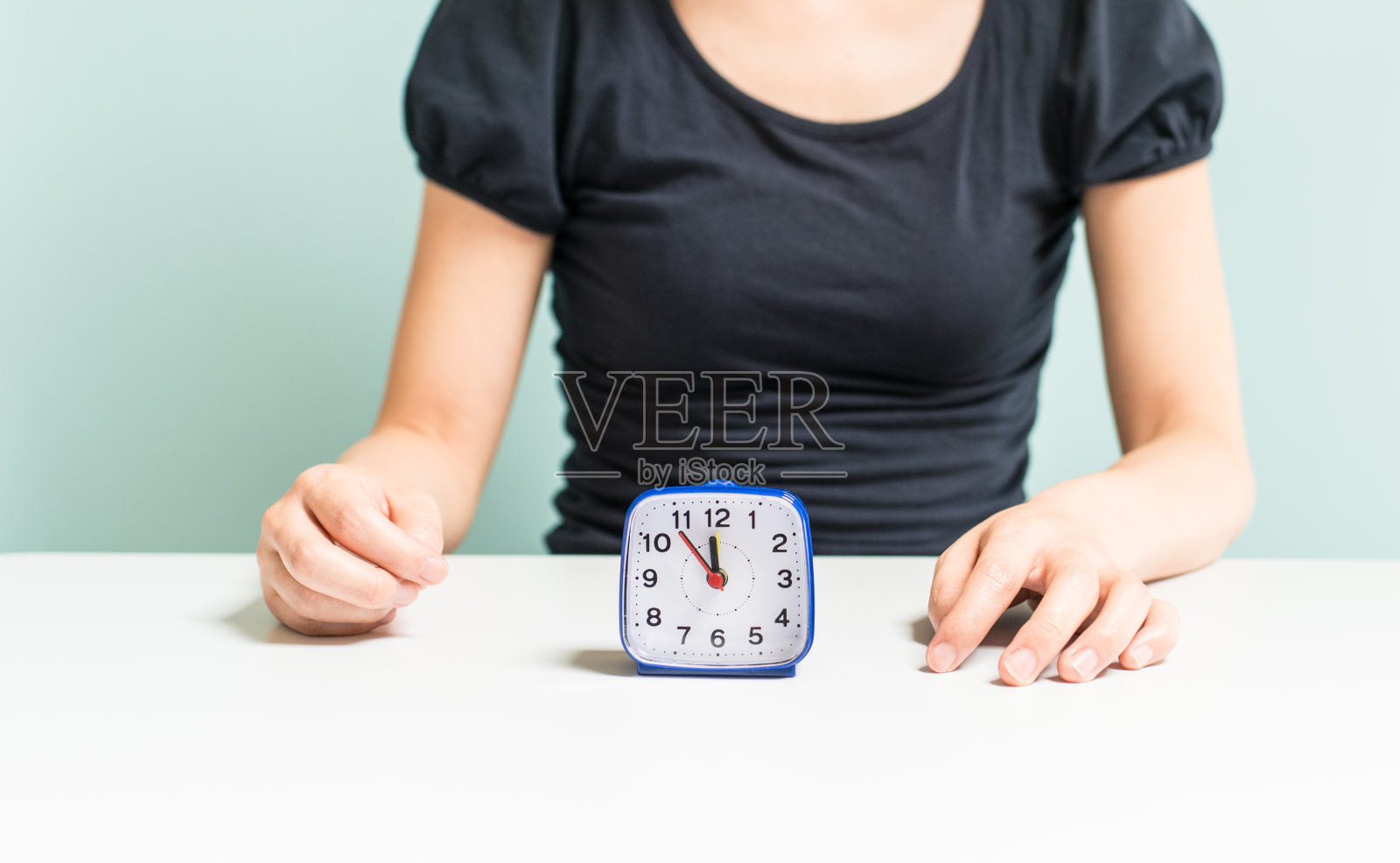 女人和时钟照片摄影图片