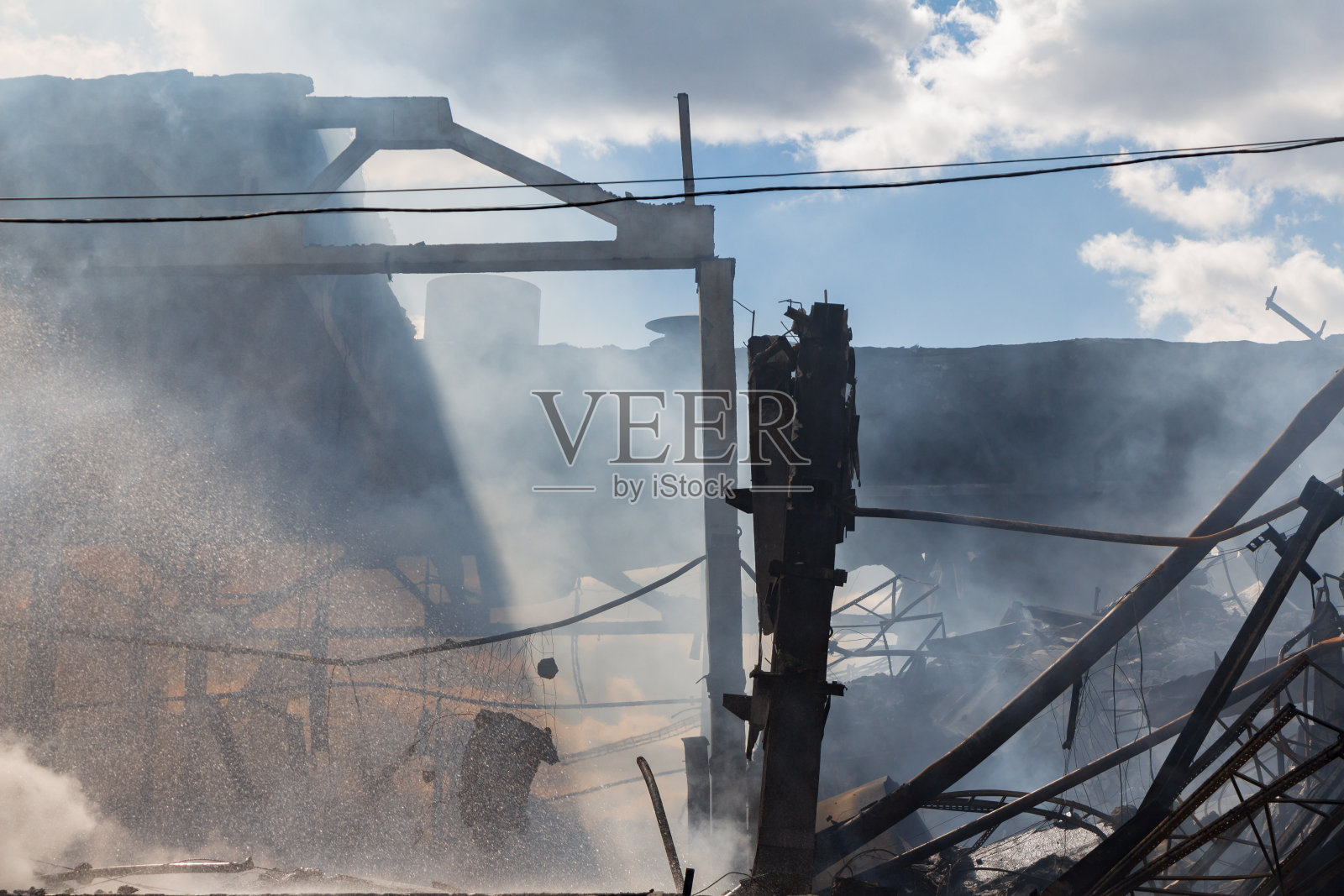 技术灾难，工业建筑被毁在烟雾中照片摄影图片