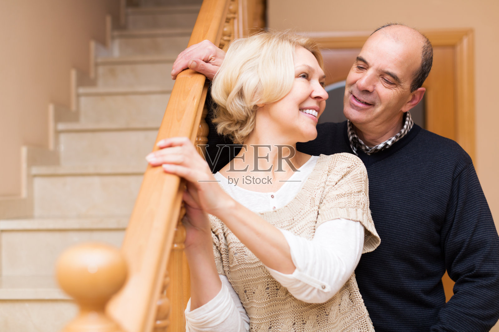 幸福的夫妻靠在楼梯上照片摄影图片