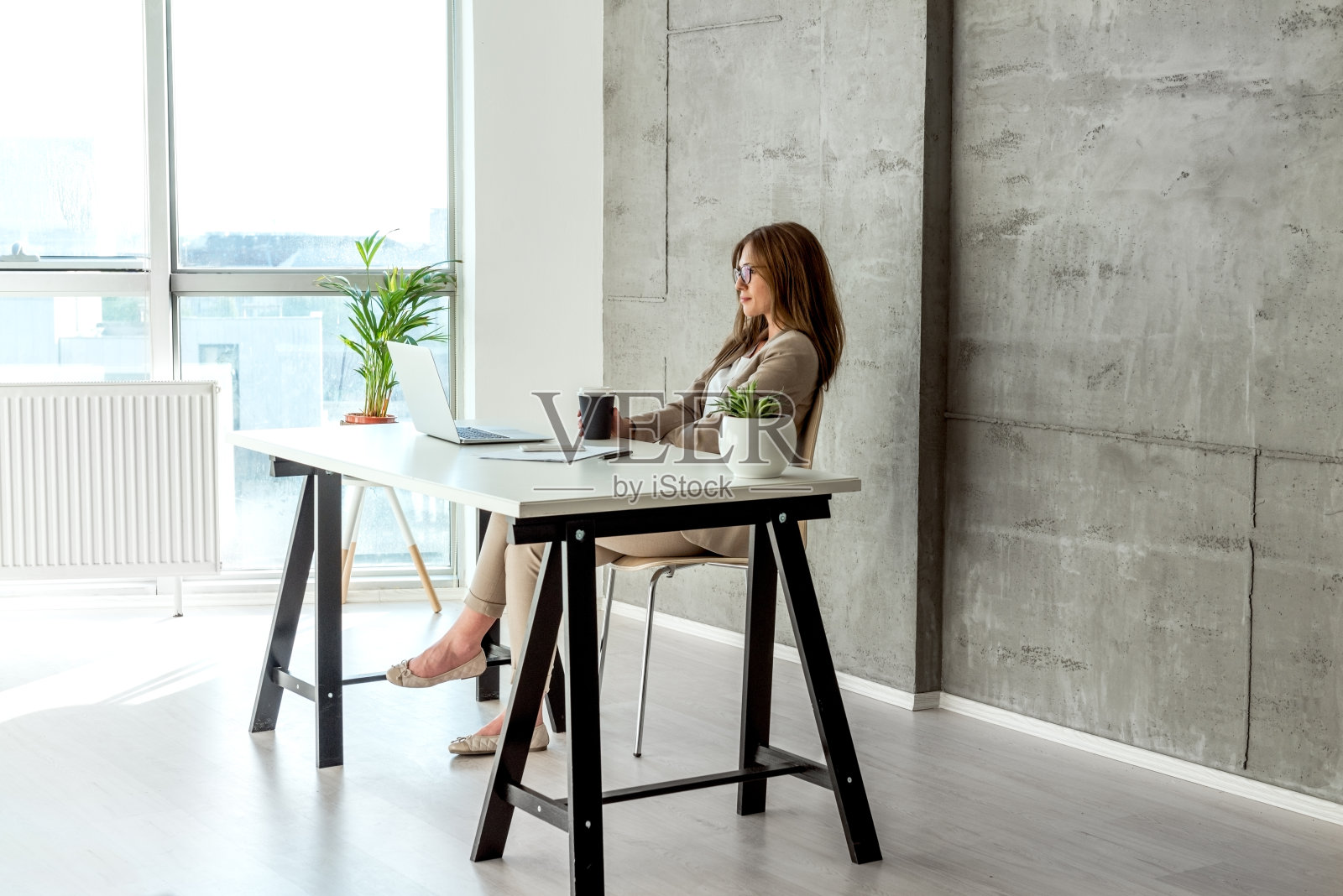 女商人在办公照片摄影图片