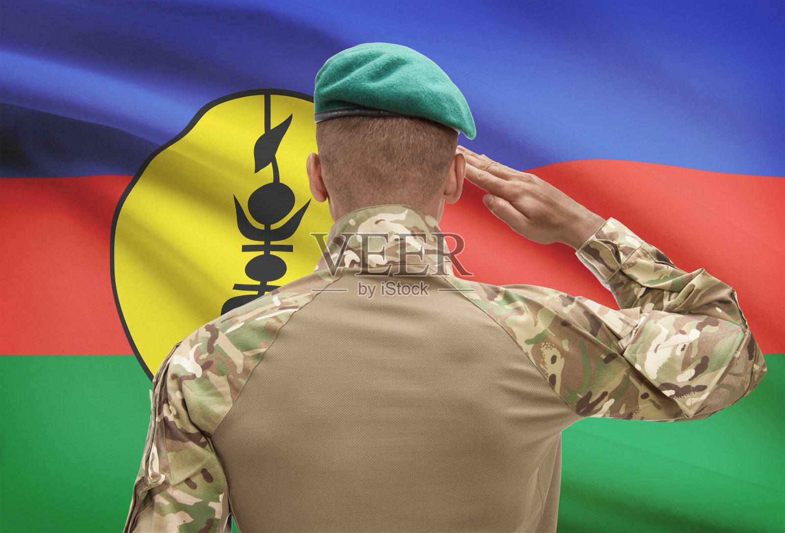 深色皮肤的士兵，背景是国旗，新喀里多尼亚照片摄影图片