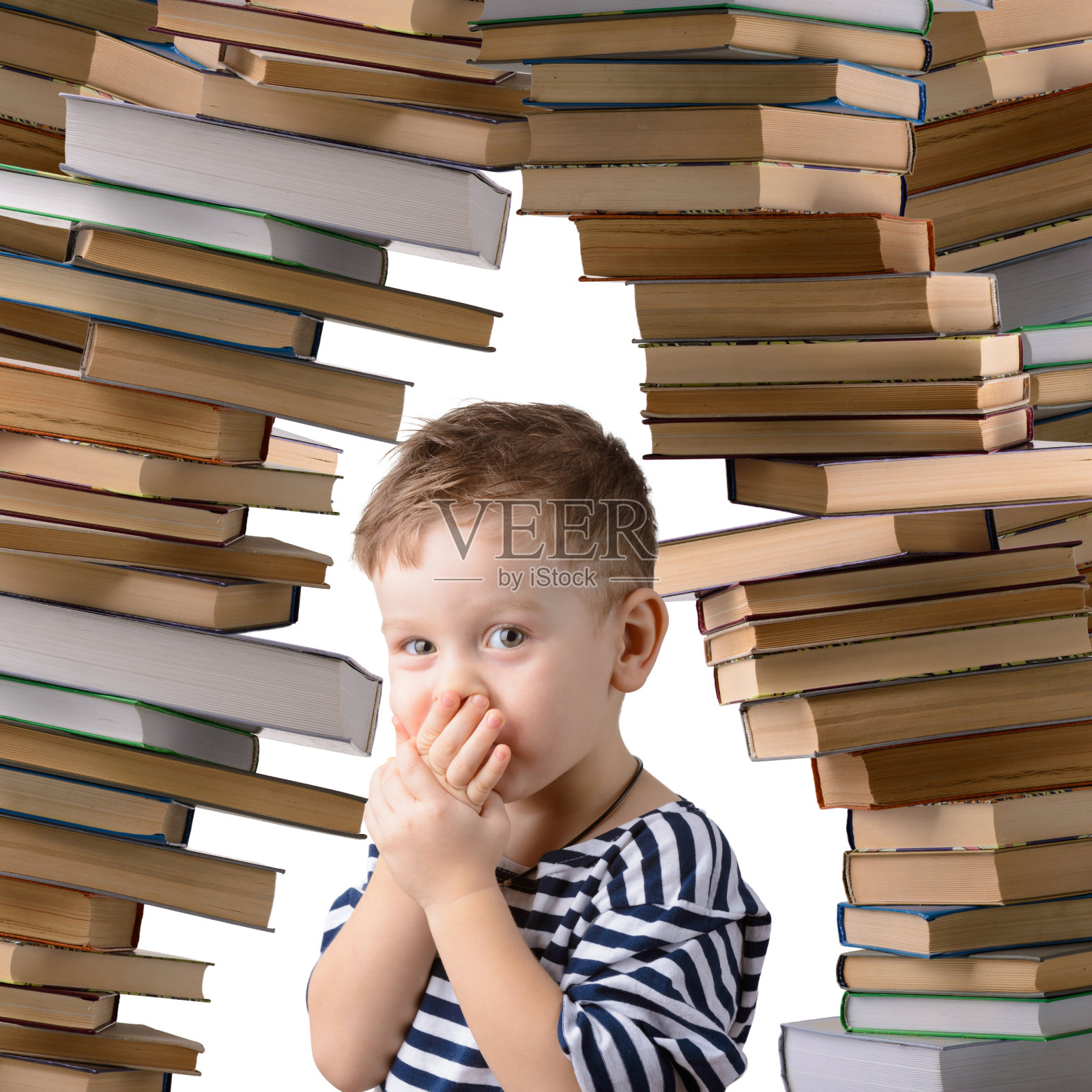 小男孩拿着一堆书照片摄影图片