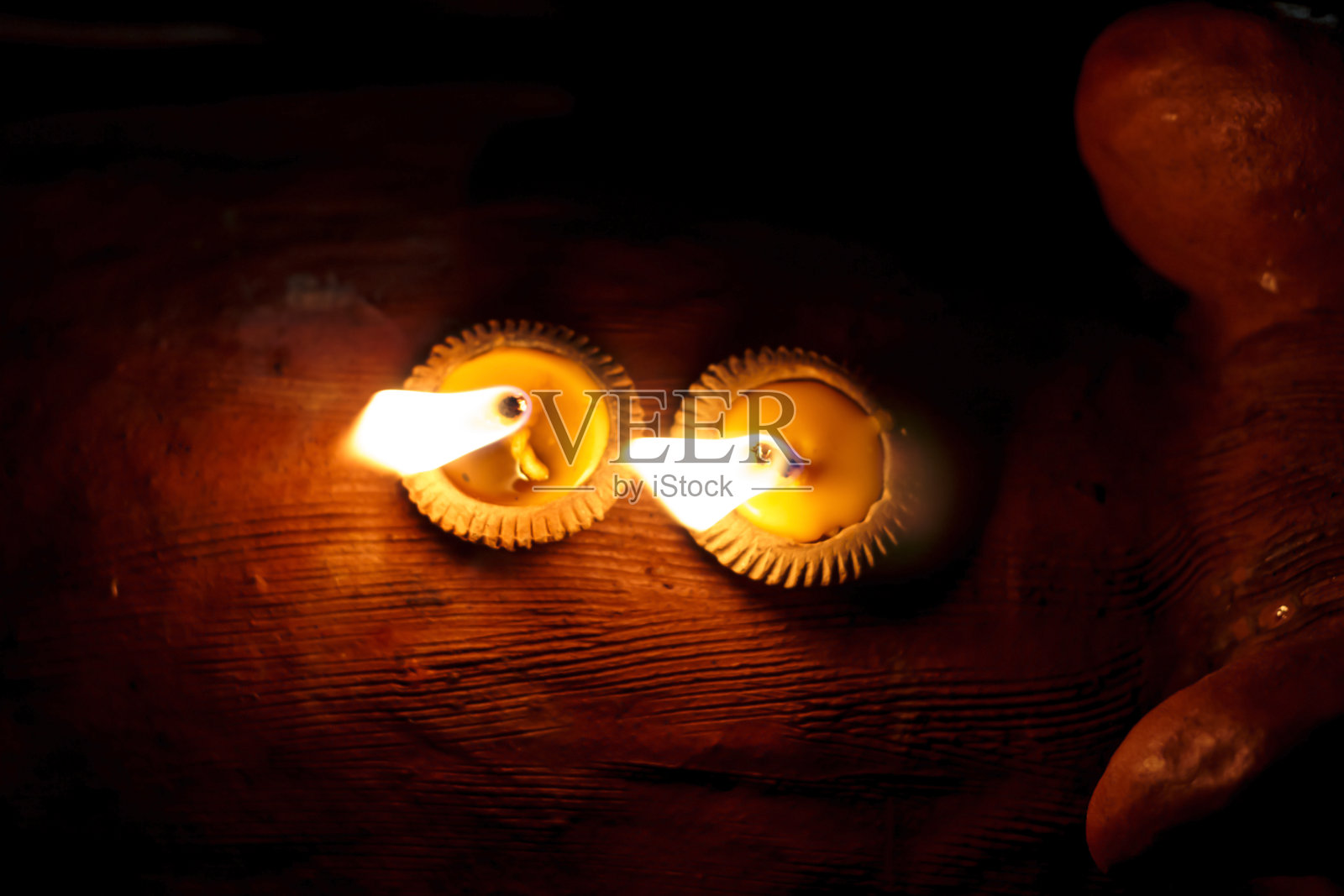 燃烧的蜡烛照片摄影图片