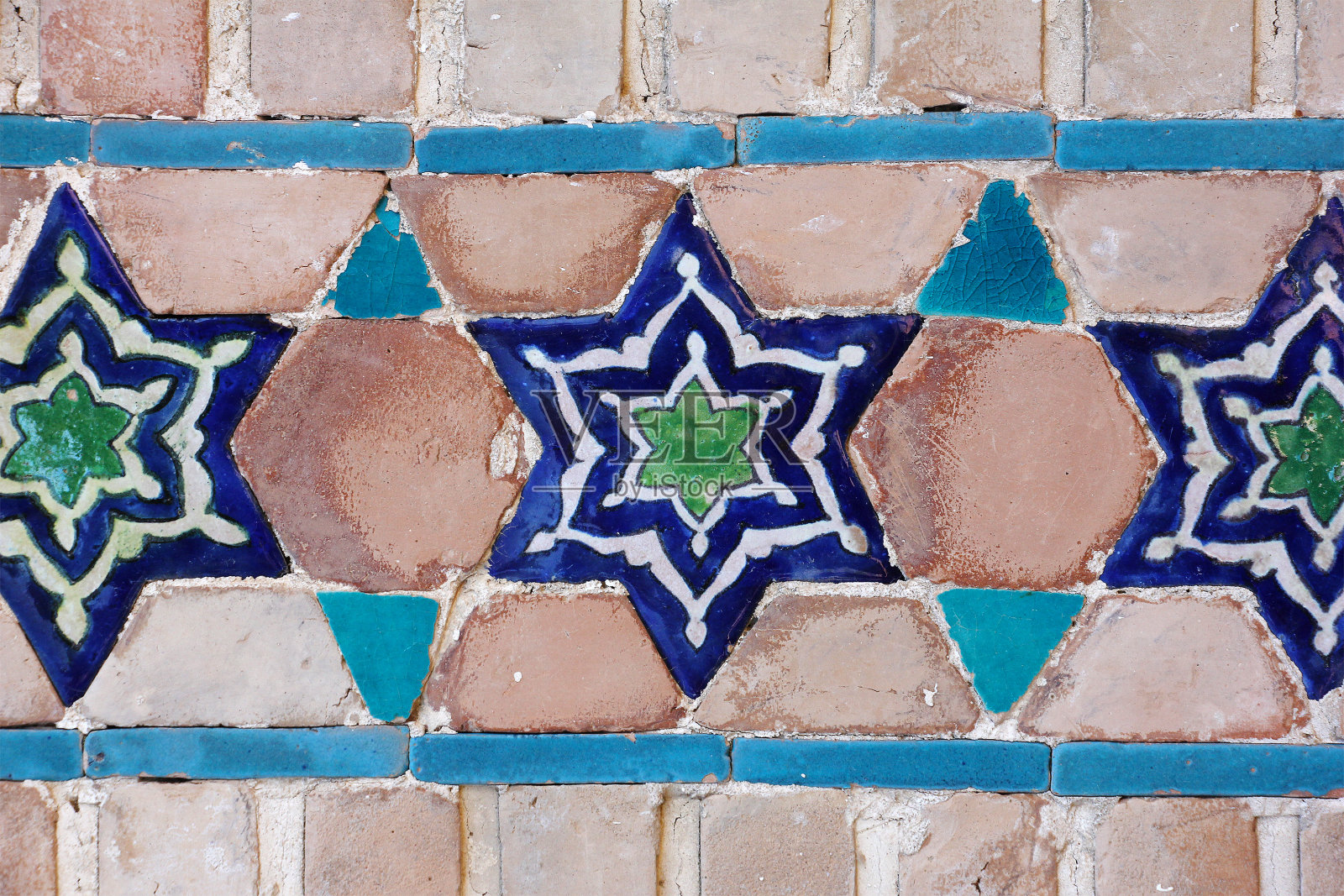 古老建筑墙上的一块古老的东方马赛克照片摄影图片