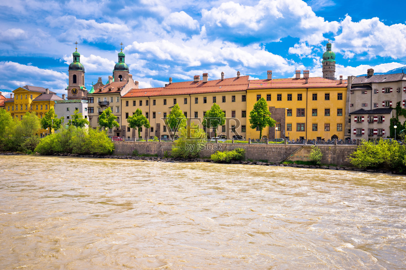 因斯布鲁克市，位于奥地利泰洛地区的阿尔卑斯城市照片摄影图片