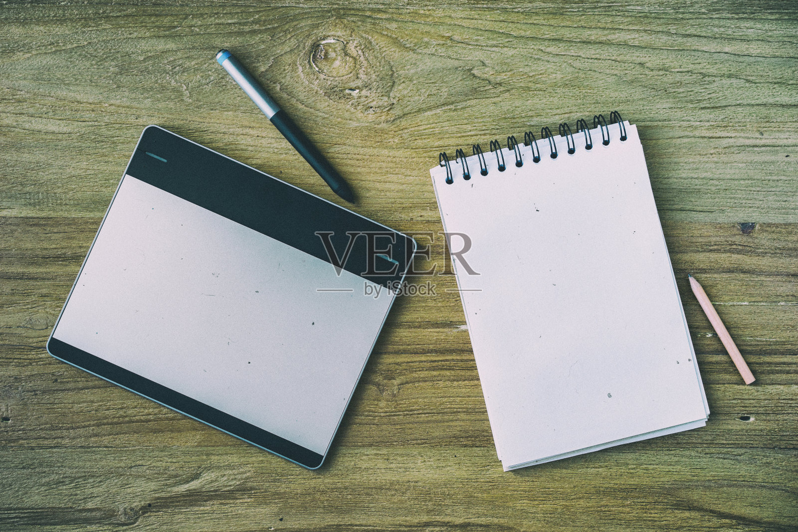 空白现代数字平板数码仪与空白笔记纸和照片摄影图片
