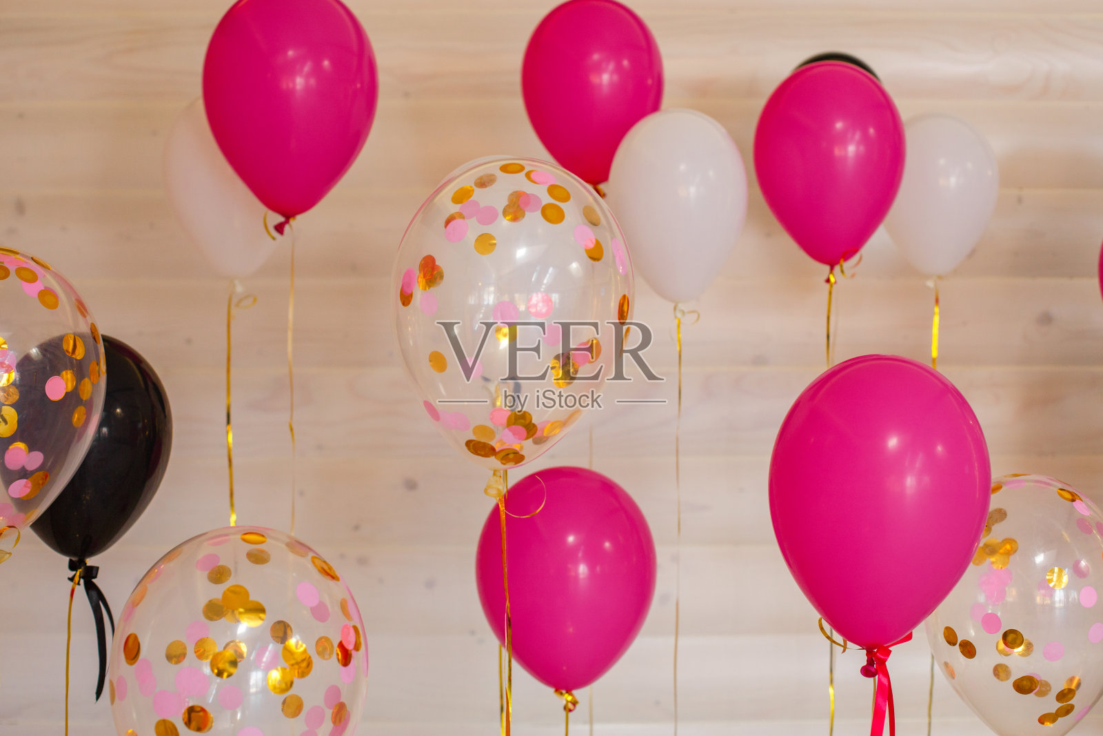 房间里为生日聚会装饰的球和气球。照片摄影图片