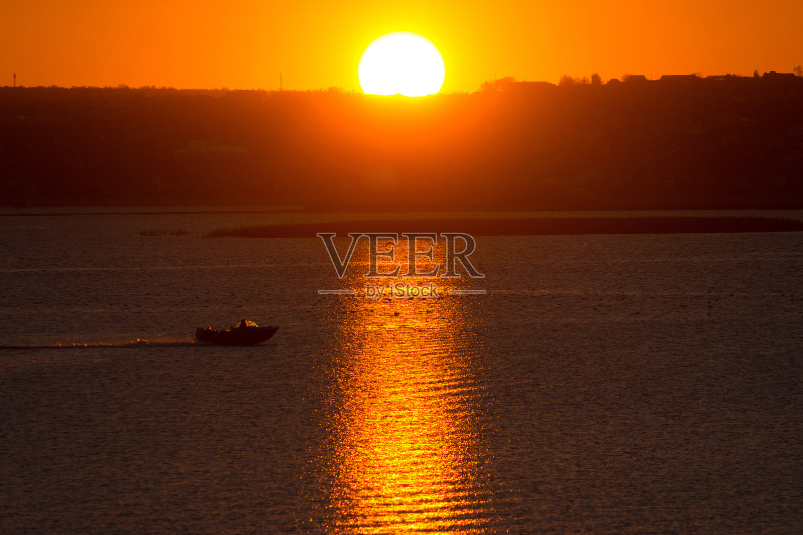 当地一艘小渔船上两个人的剪影照片摄影图片