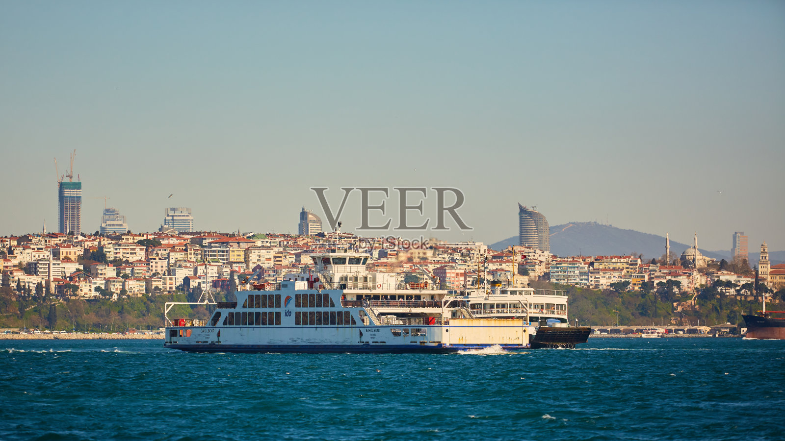 2017年4月1日，土耳其伊斯坦布尔:客轮穿越博斯普鲁斯海峡照片摄影图片