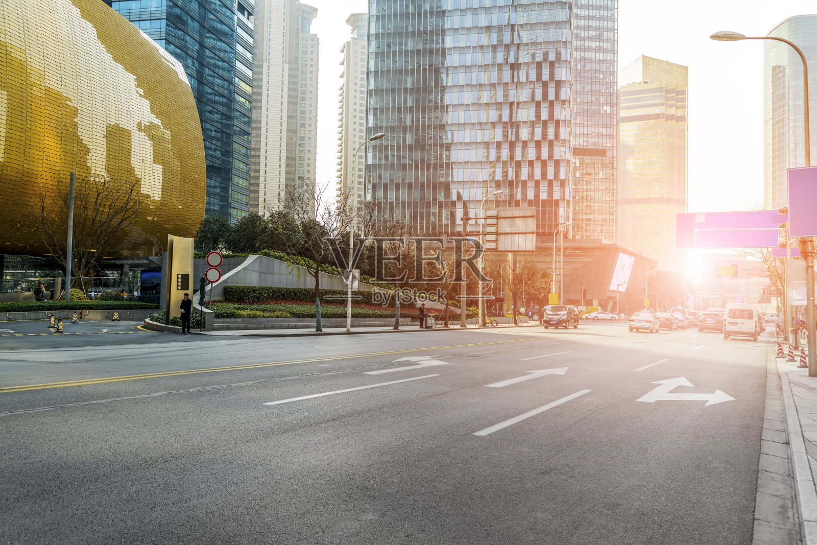 道路，道路和上海的天际线照片摄影图片