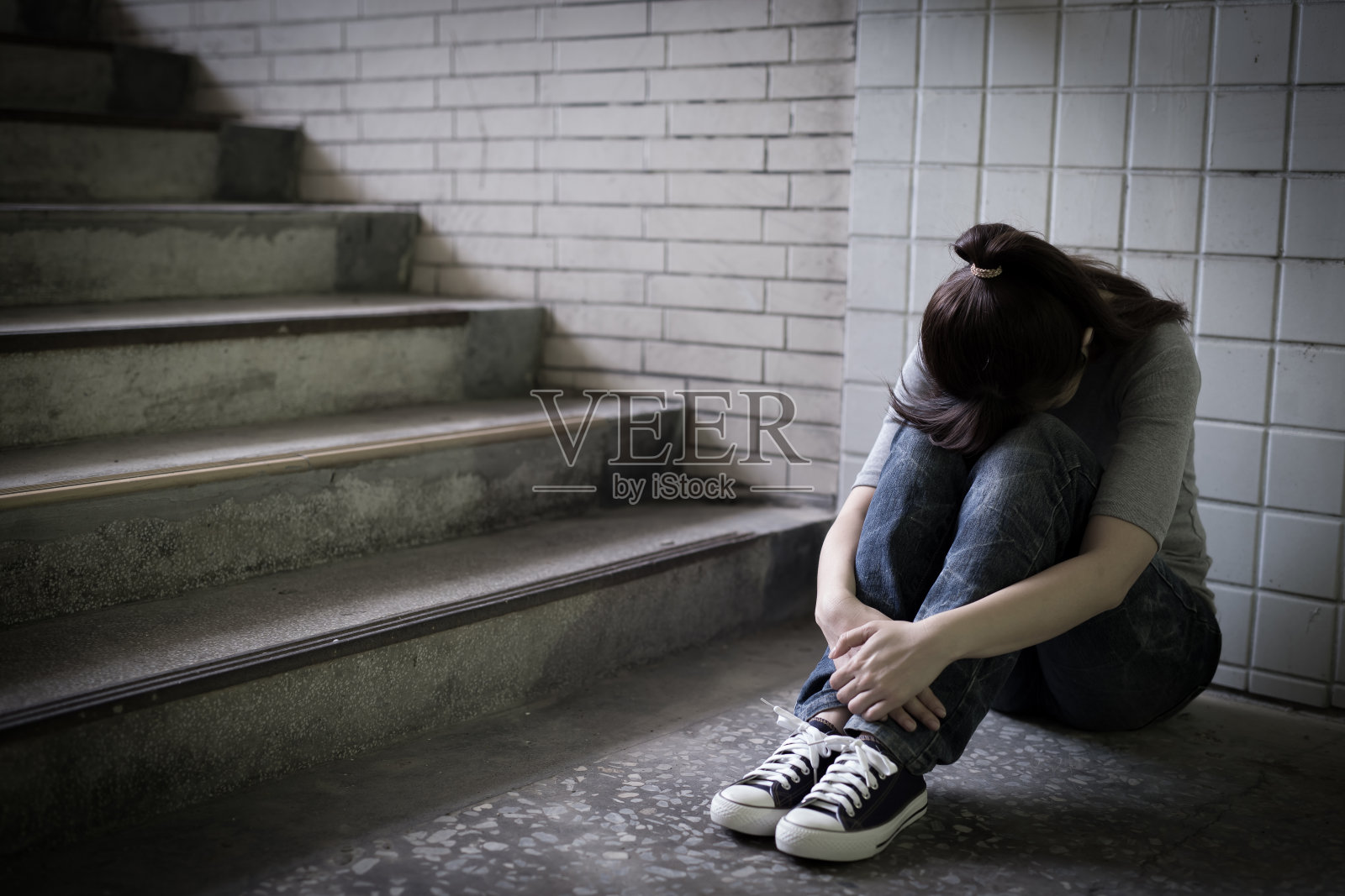 地下通道里的沮丧女子照片摄影图片