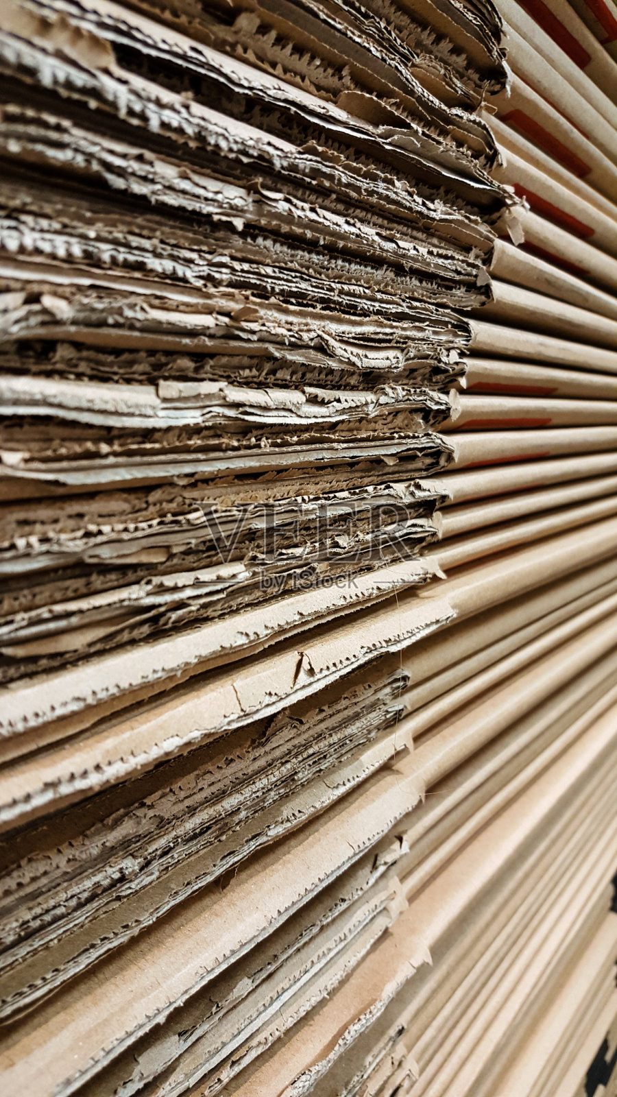 工厂里瓦楞纸板堆的侧面图照片摄影图片