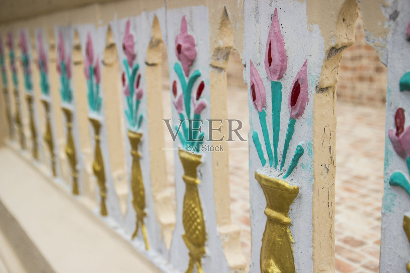 栏杆上花瓶雕刻的花照片摄影图片