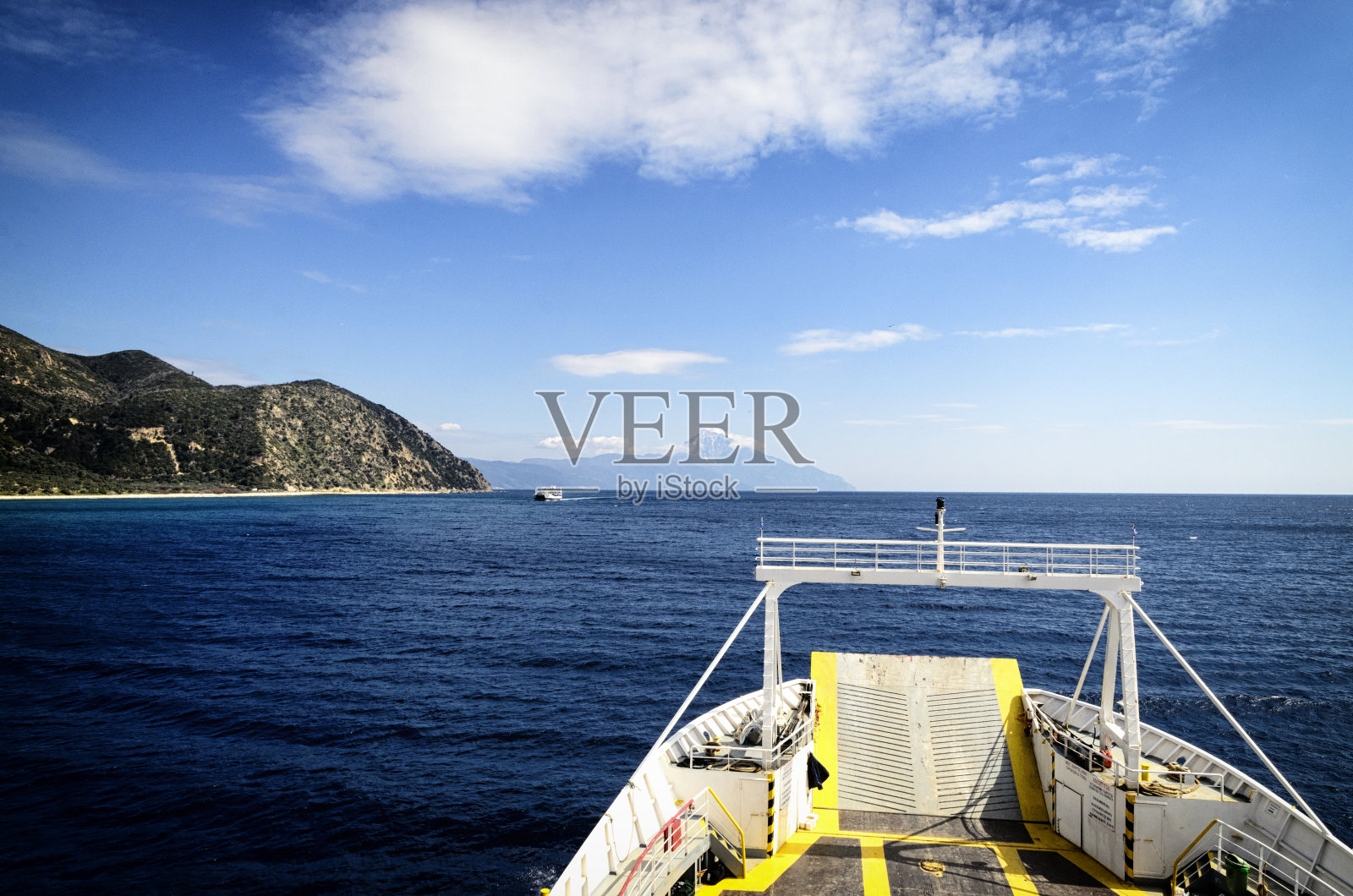 乘船前往希腊查尔基迪基的阿索斯山照片摄影图片