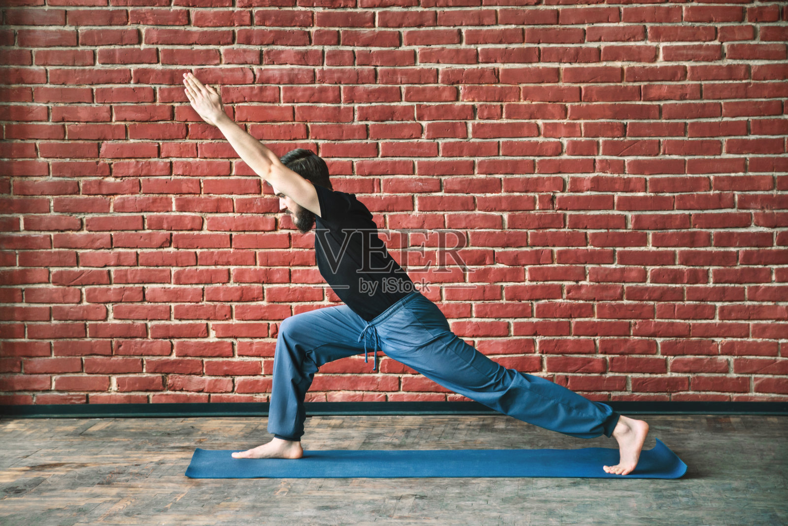 年轻人练习瑜伽照片摄影图片