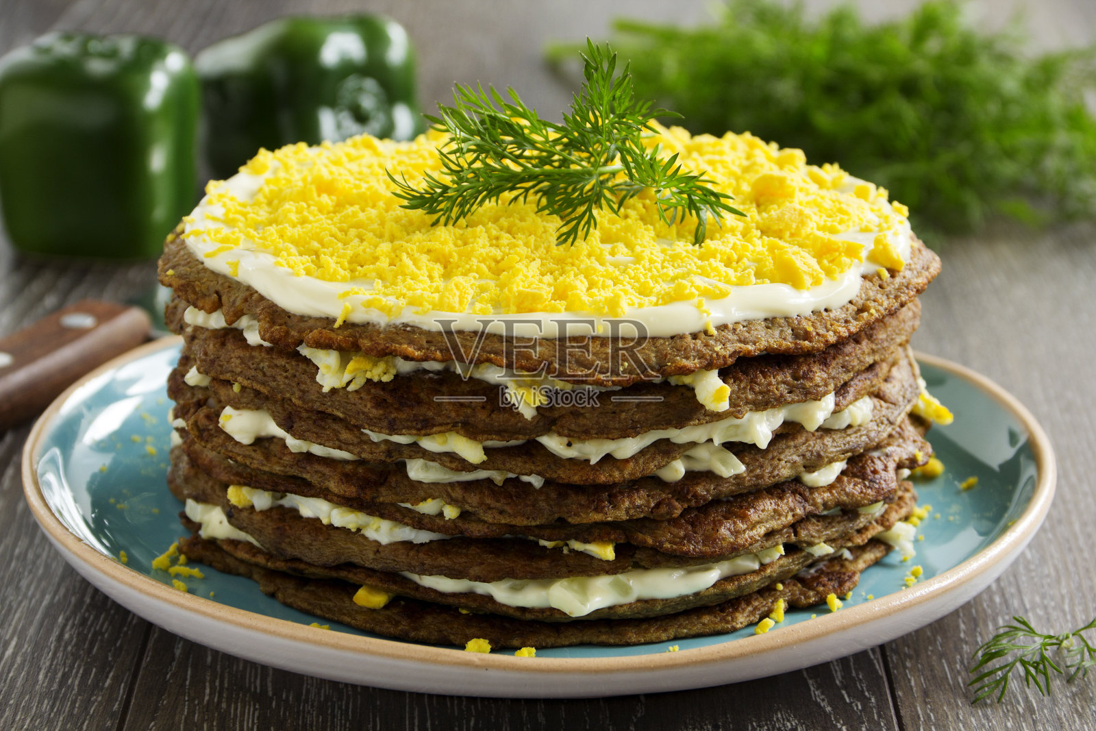 用肝脏做成的薄饼配上鸡蛋和蔬菜。照片摄影图片