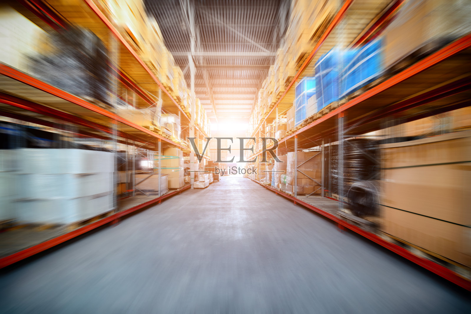 有各种盒子和容器的长架子照片摄影图片