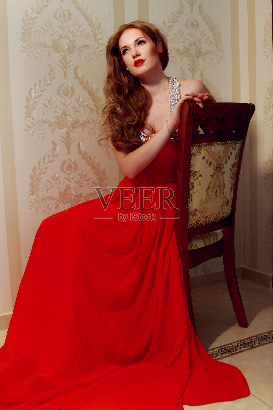 穿红色长裙的女孩照片摄影图片