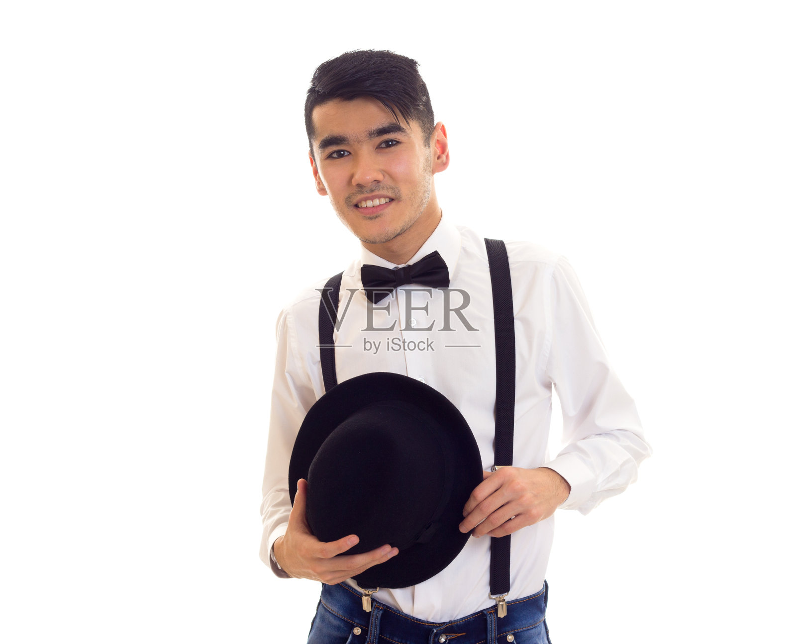 戴着领结、背带和帽子的年轻人照片摄影图片