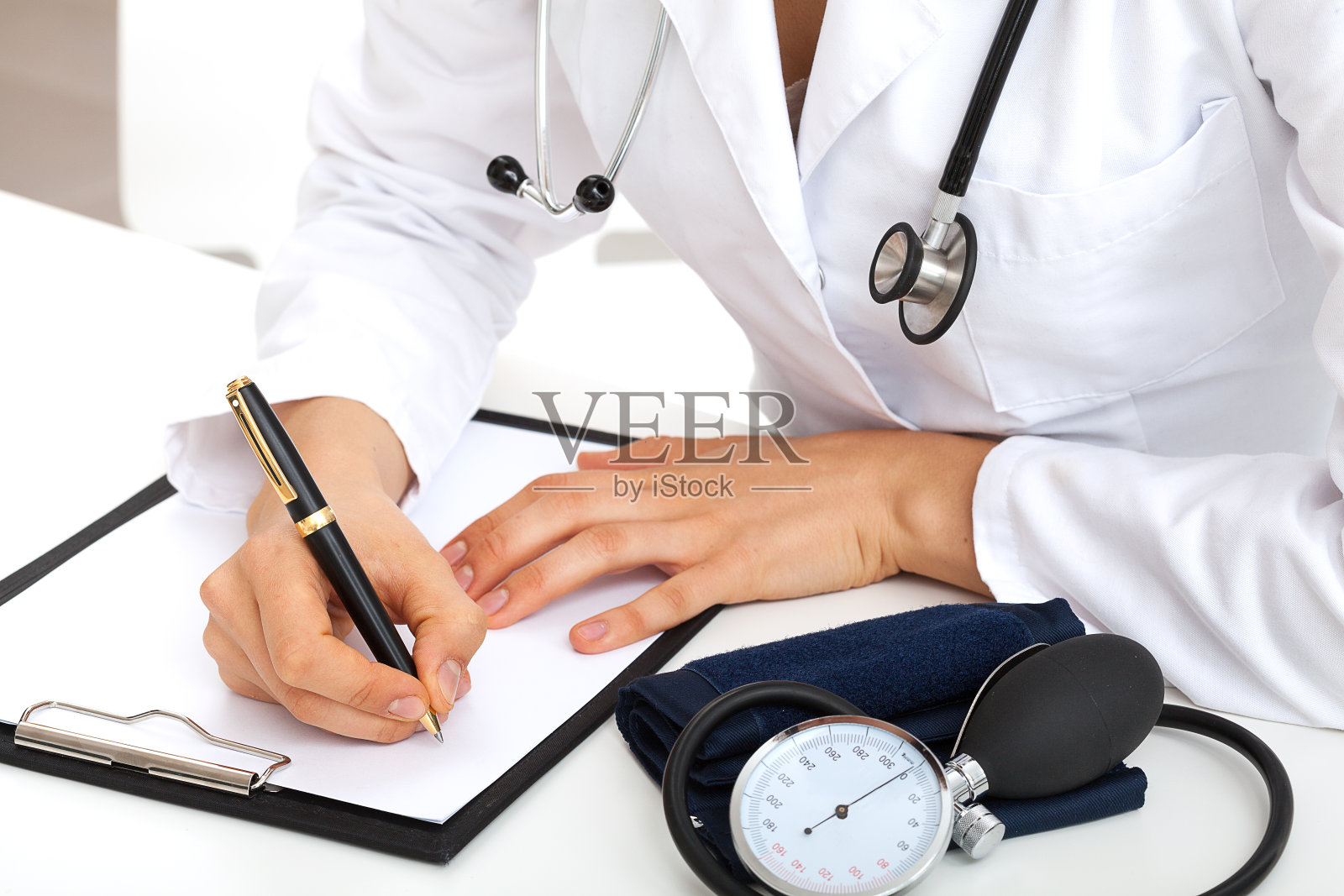 医生记录病人的情况照片摄影图片