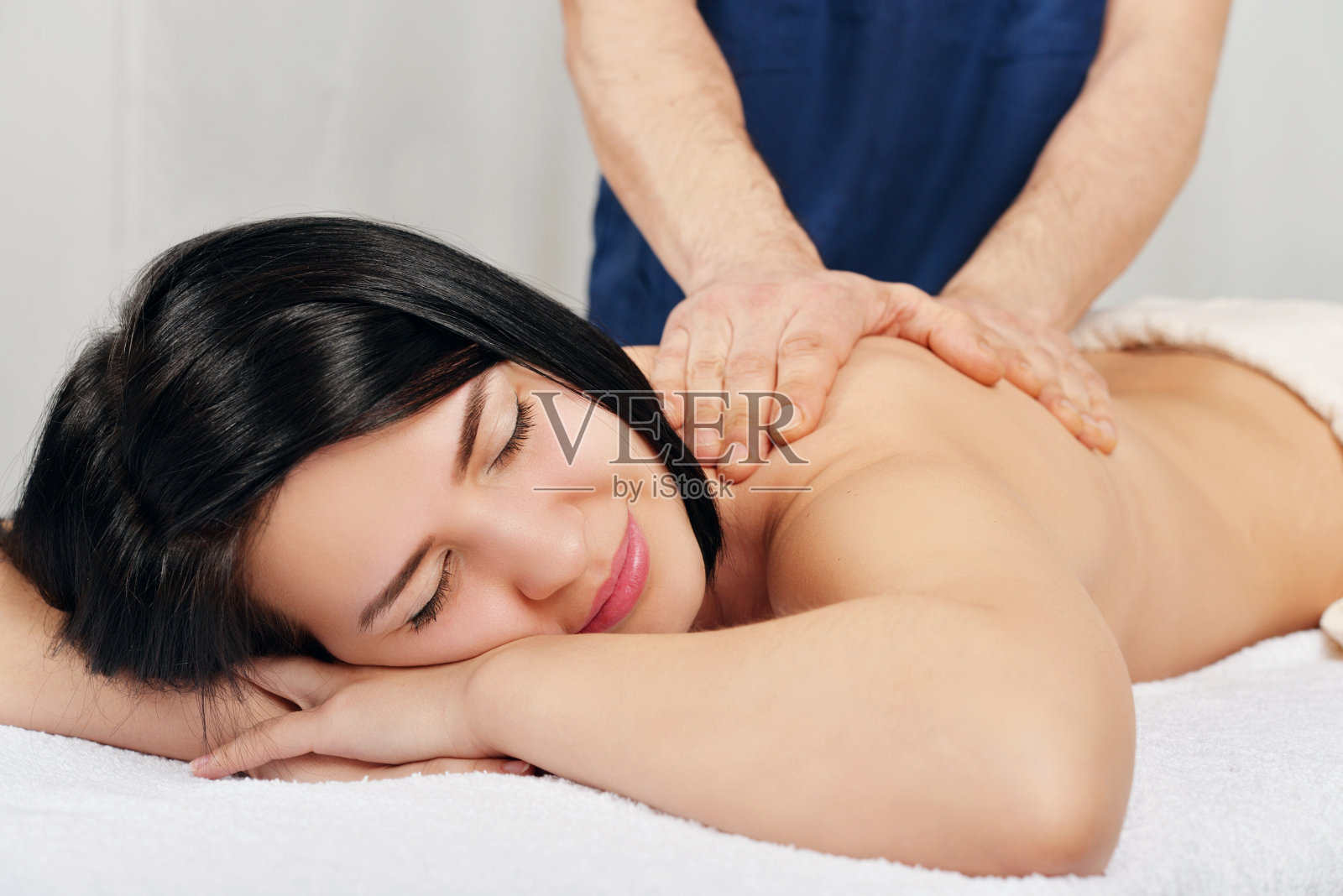 在温泉中放松的女人照片摄影图片