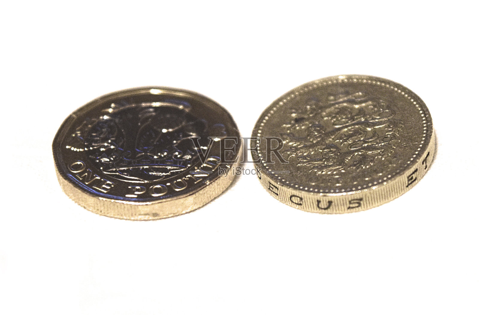 英国新老英镑硬币近距离白色背景照片摄影图片