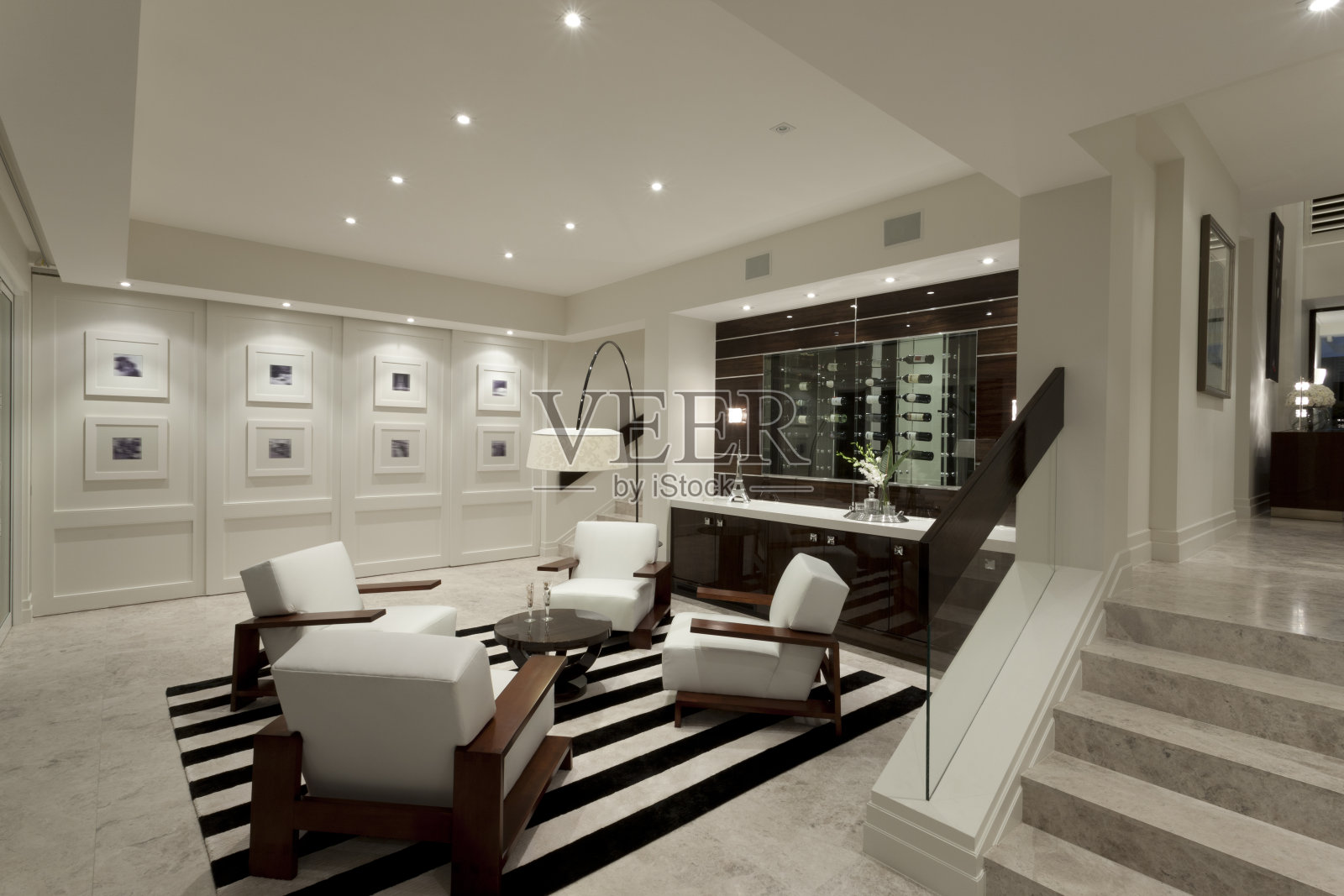 有两个区域的豪华客厅照片摄影图片