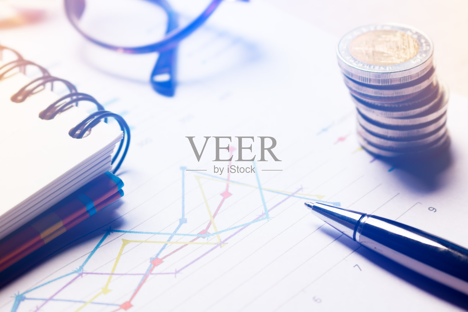 图表总结报告和财务分析概念，笔和笔记本和眼镜在纸上报告。照片摄影图片