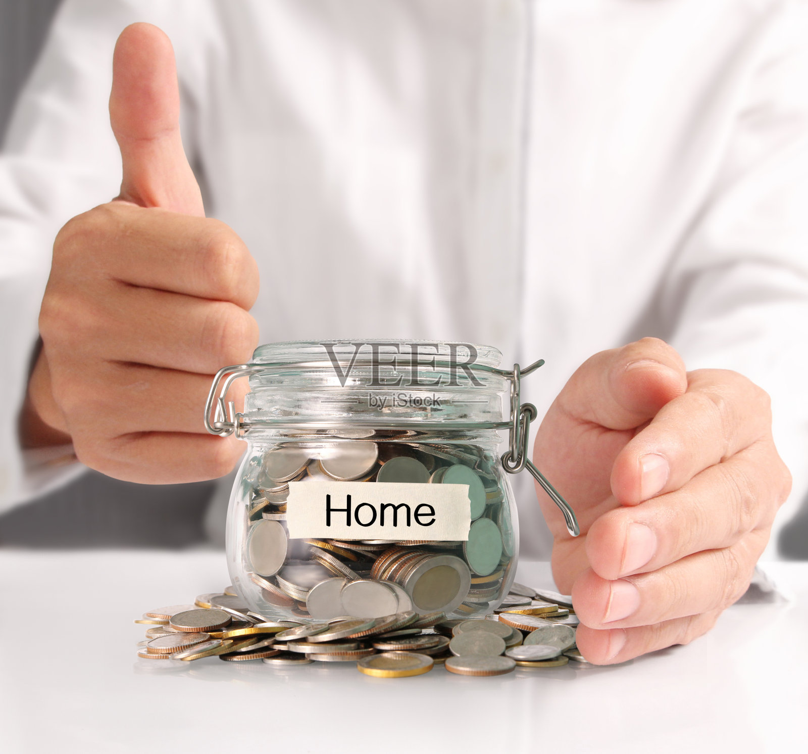 玻璃储蓄罐从手中照片摄影图片