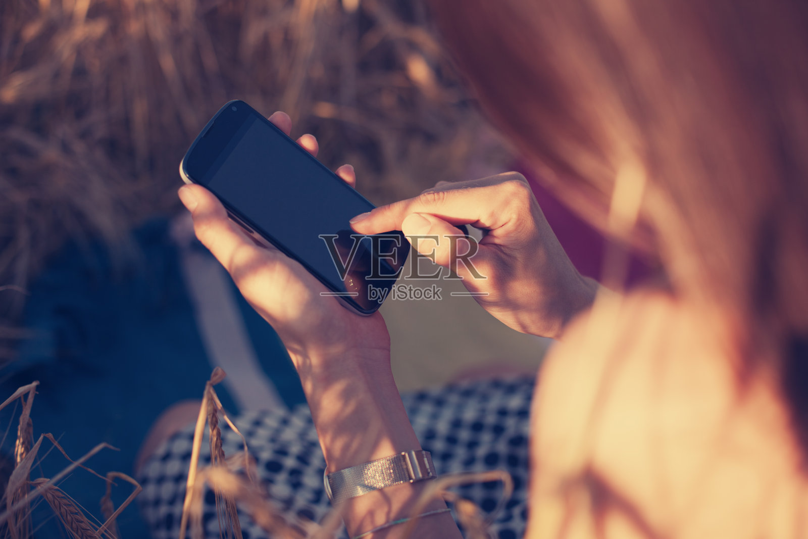 手里拿着手机的女孩照片摄影图片
