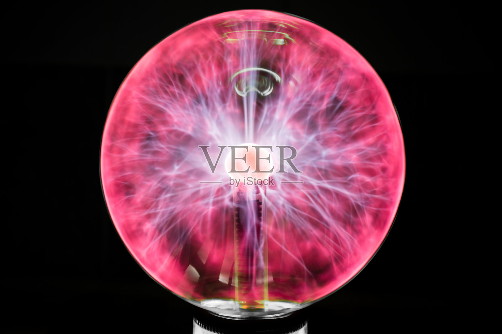 魔术灯在黑色的背景。照片摄影图片