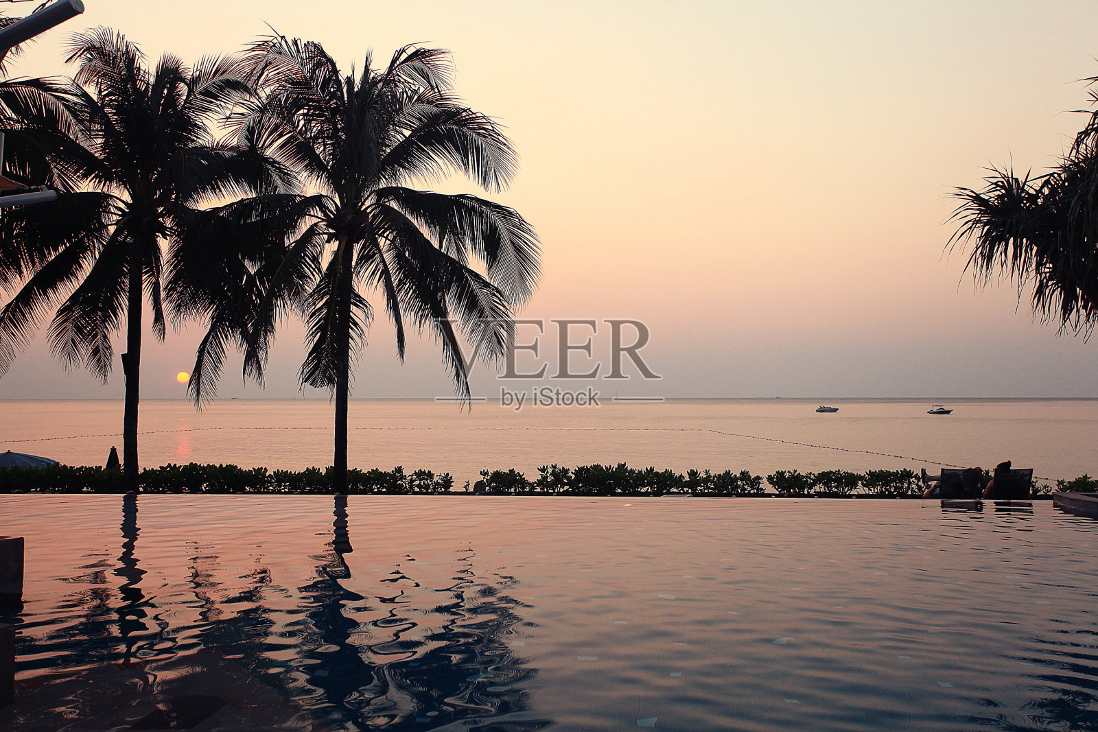 日落海滩棕榈树池照片摄影图片
