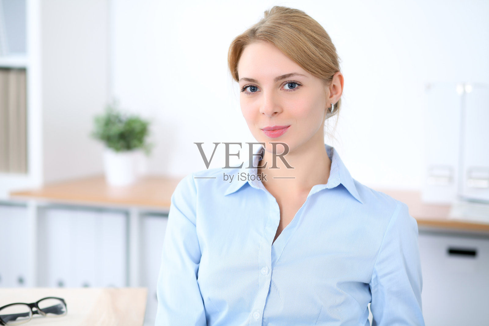 年轻的金发女商人，办公室里有笔记本电脑。经营理念照片摄影图片