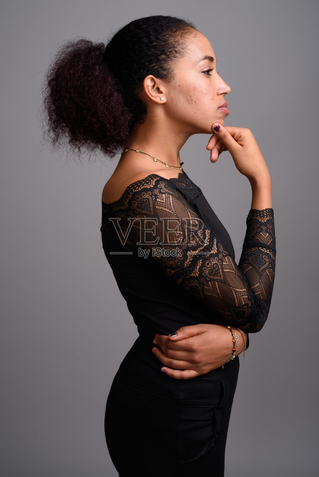 在灰色背景下拍摄的年轻美丽的非洲妇女照片摄影图片