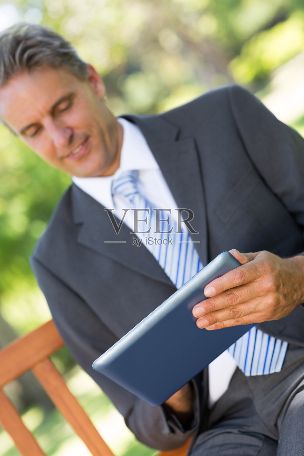 商人使用数码平板电脑照片摄影图片