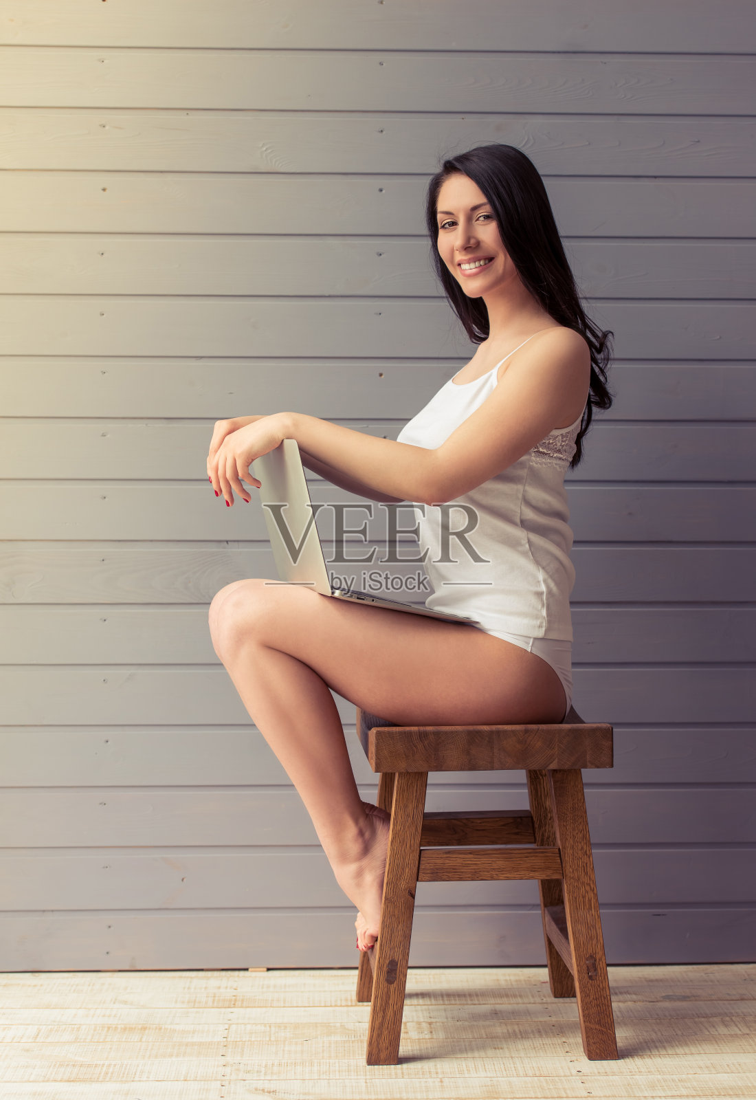 迷人的年轻女子与小玩意照片摄影图片