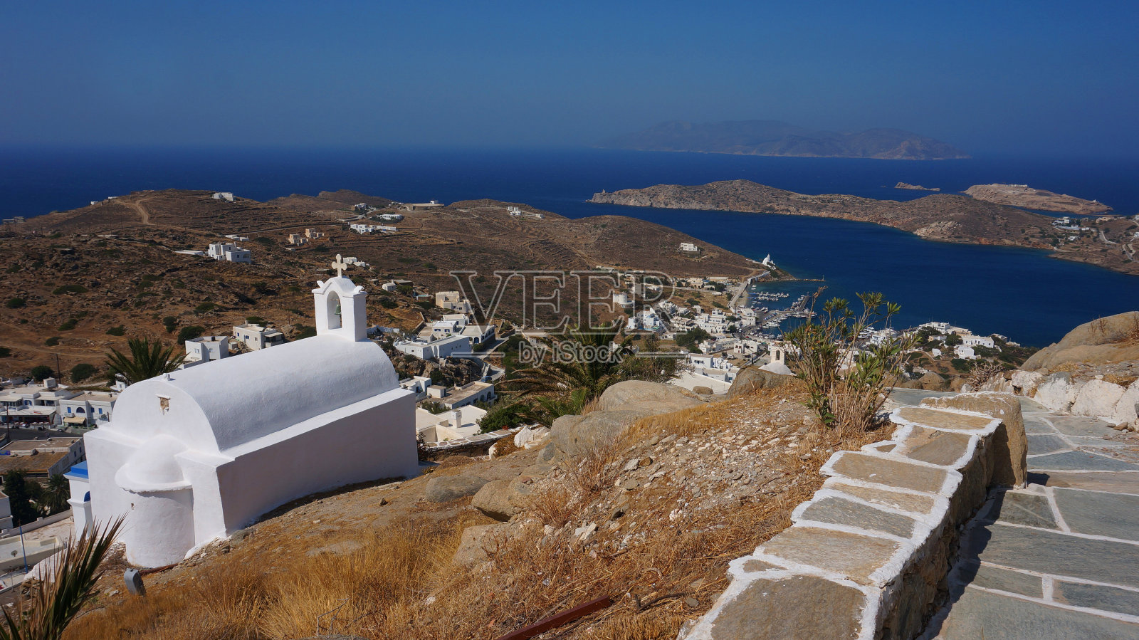 夏日清晨，风景如画的伊俄斯岛，清澈的海水，希腊基克拉迪斯照片摄影图片