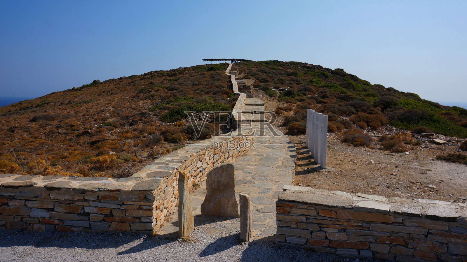 夏日清晨，风景如画的伊俄斯岛，清澈的海水，希腊基克拉迪斯照片摄影图片