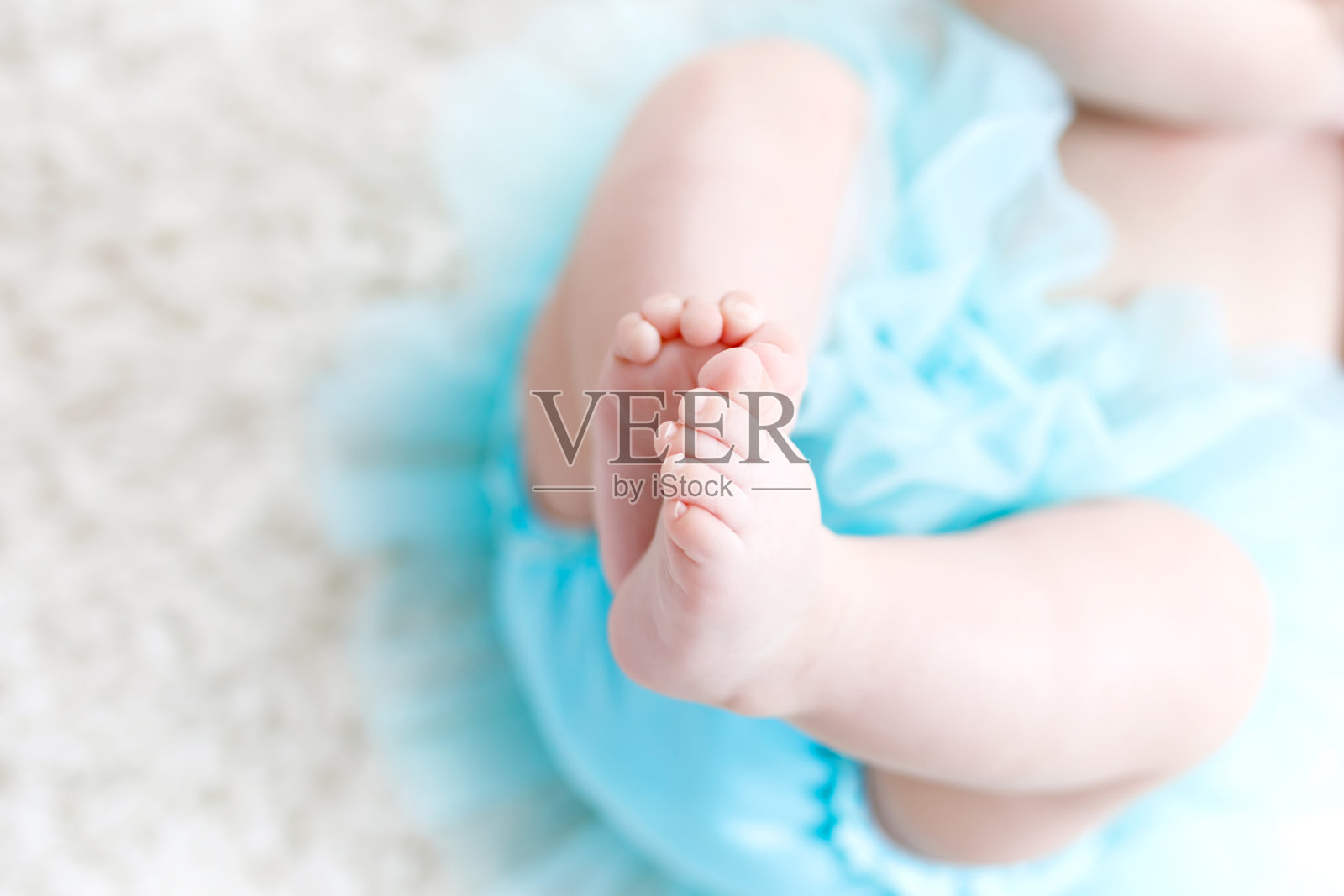 特写的腿和脚的婴儿女孩在白色的背景穿着照片摄影图片