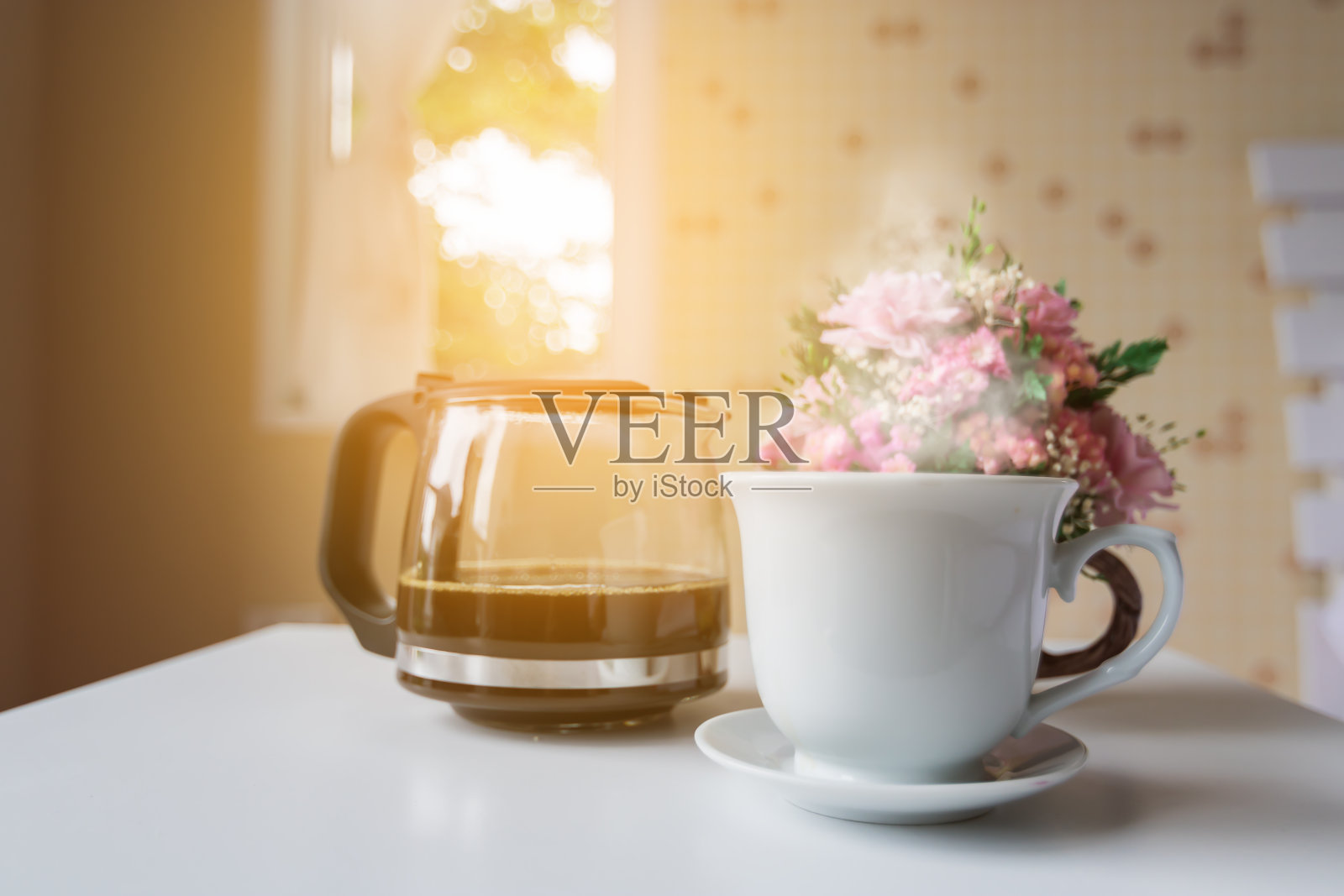 清咖啡放在卧室的桌子上，伴着晨光。照片摄影图片