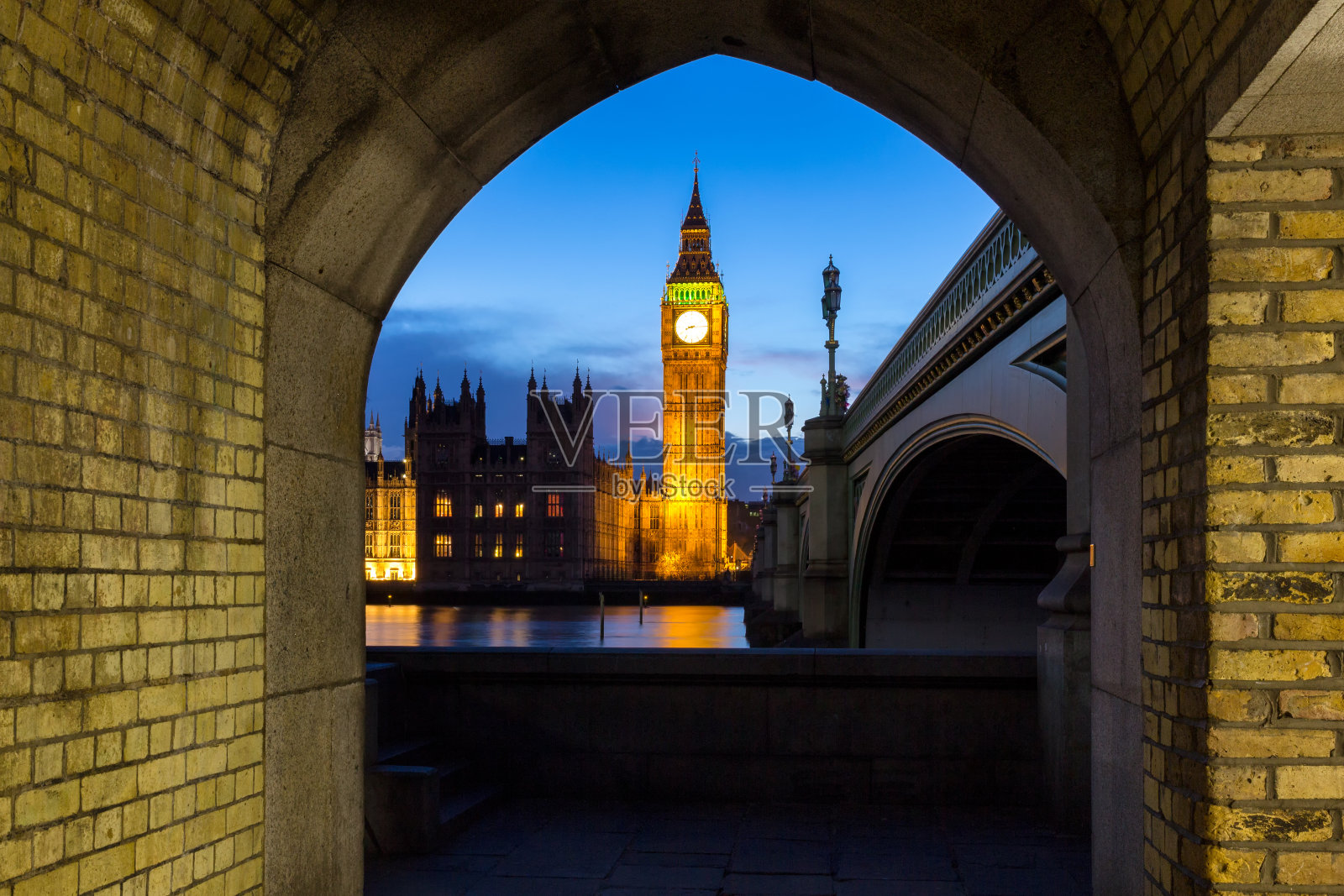 伦敦的大本钟和威斯敏斯特桥照片摄影图片
