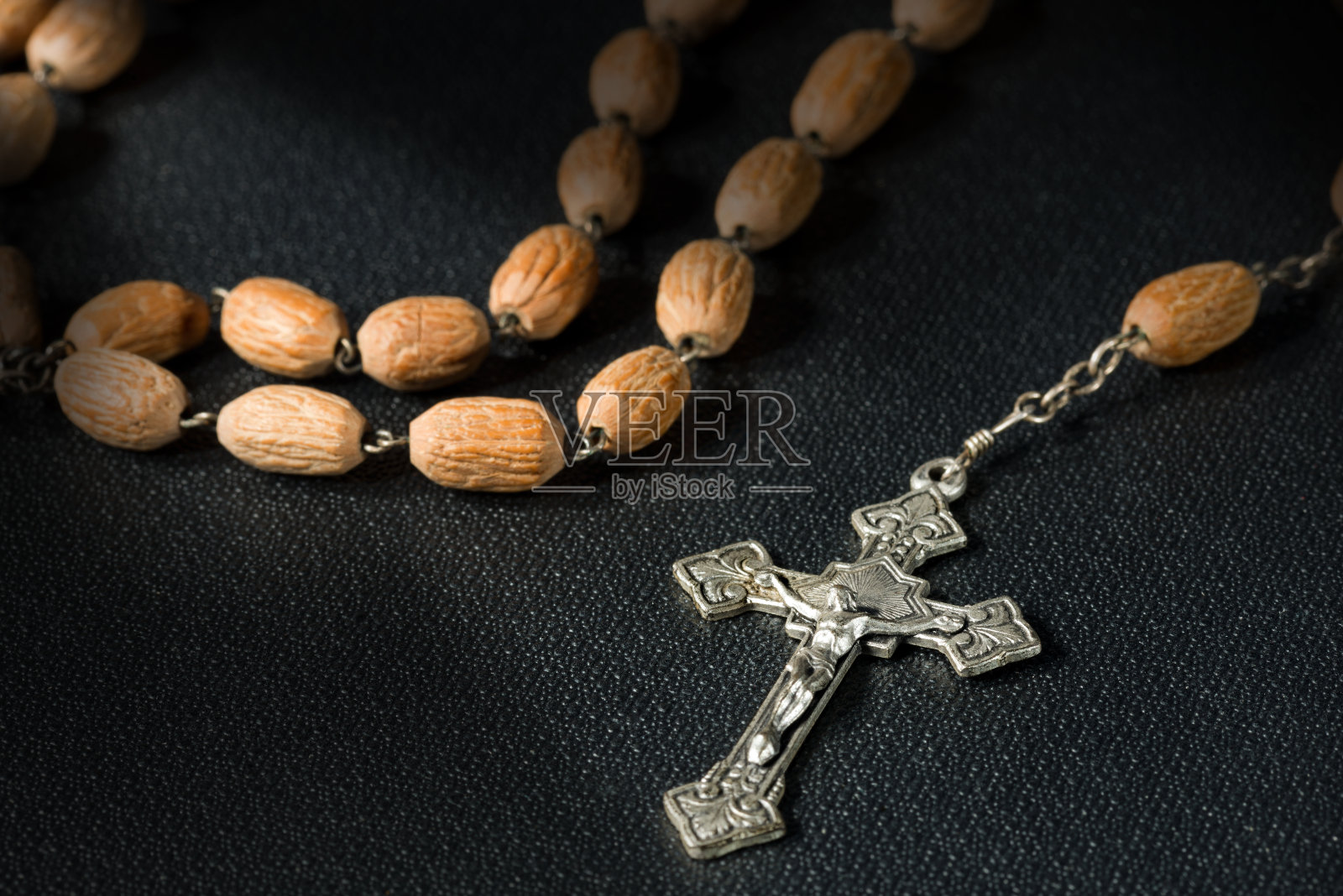 黑色圣经和念珠十字架照片摄影图片