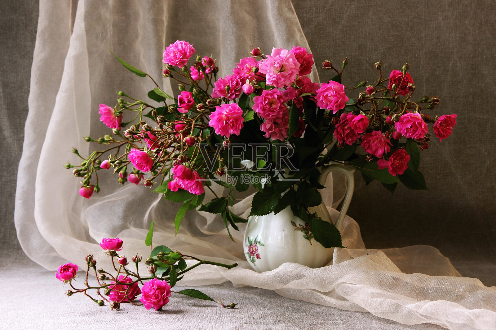 花瓶里的一束小玫瑰照片摄影图片